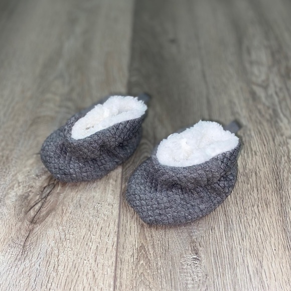 Old Navy Baby Slippers Quilted 3-6 Months Gray - Picture 8 of 13